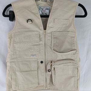 FOX FIRE THUNDER RIVER GEAR IN SIZE SMALL.
